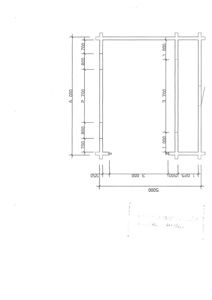 Tegning som viser detaljerte dimensjoner for en konstruksjon, sannsynligvis en bjelke eller stolpe med angitte avstander mellom festepunkter.