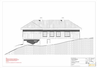 Fasadetegning av en hytte sett fra nord-øst, med tegning av tak, vegger, vinduer og terreng.
