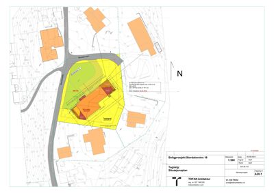 Situasjonsplan som viser tomtens beliggenhet, grenser, høydemålerlinjer og plassering av bygninger i forhold til veier og nabolag.