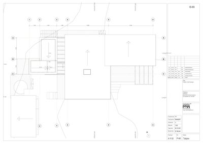 Etasjeplan (Takplan) som viser romfordeling, vegger, dører, vinduer og trapp på et nivå.