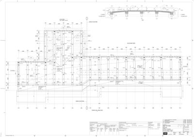 Tegning som viser detaljert konstruksjon av en betongkonstruksjon (sannsynligvis en bro eller en betongplate), inkludert armering, dimensjoner og støttestruktur.