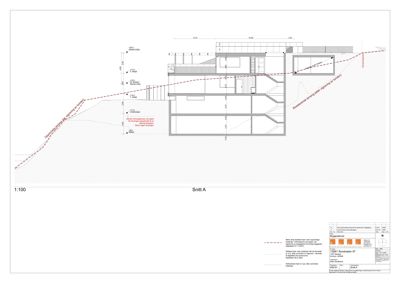 Snittegning (Snitt A) som viser bygningens tverrsnitt, høyder, trapper og grunnforhold.