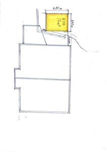 En håndtegnet etasjeplan som viser romfordeling, mål på en gulmarkert bygningsdel (BYA) og tilstøtende områder.