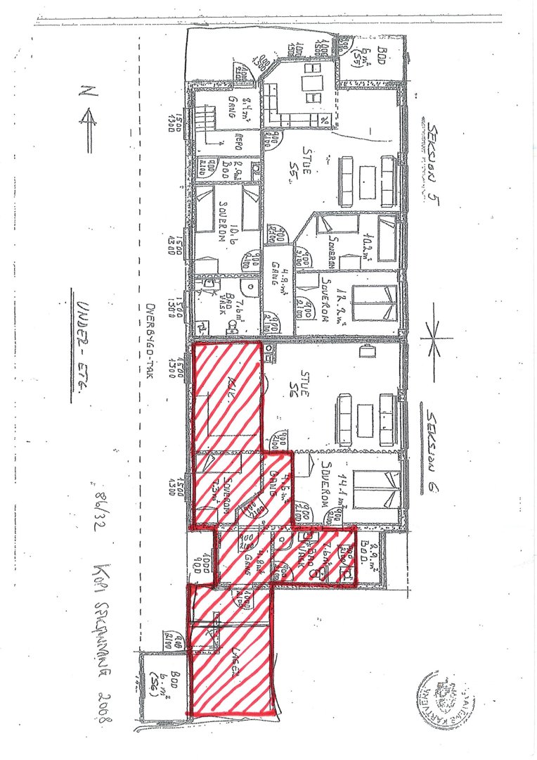 Etasjeplan (1. etasje) med romfordeling, mål, dører og vinduer. Deler av planen er markert med rødt skravering.