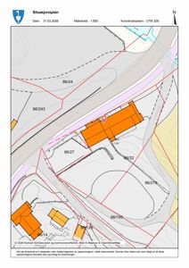 Situasjonsplan som viser tomtens beliggenhet i forhold til nabolag, veier og topografi.
