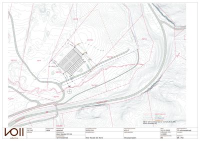Situasjonsplan som viser tomtens topografi, eiendomsinndeling (f.eks. 10/742), veier og plassering av en planlagt bygning.