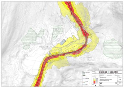 En situasjonsplan eller kart som viser et område med overlagte fargekoder (gult og rødt) for å illustrere risiko- eller sonekartlegging, sannsynligvis knytt til en vei eller infrastruktur langs en elv. Kartet inneholder også topografi og arealbruk.