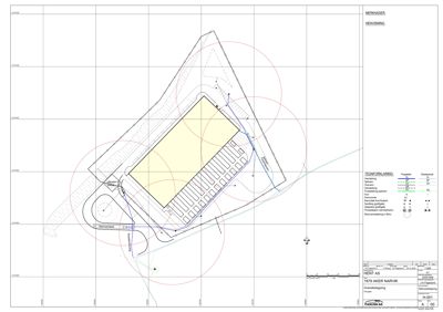Situasjonsplan som viser tomtens grenser, bygningens plassering, parkeringsplasser, veier og tekniske installasjoner (vann, avløp, strøm).