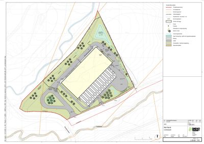 Situasjonsplan som viser tomtens form, beliggenhet i forhold til elv og vei, plassering av bygning, parkeringsplasser, beplantning og terrengforhold.