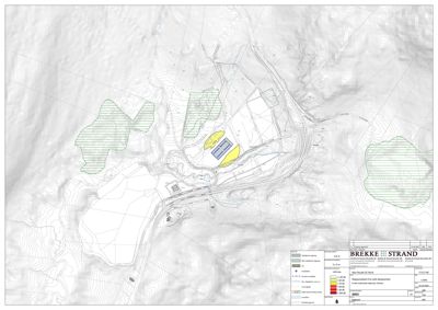 Situasjonsplan som viser topografi (konturlinjer), vannløp, eksisterende veier og planlagte arealer for nybygg med fargekodet informasjon om grunnvann eller geologi.