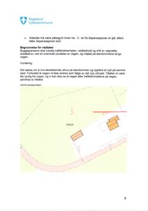 Situasjonskart som viser eiendommen, eksisterende uthus, nybygd uthus og forhold til vegen.