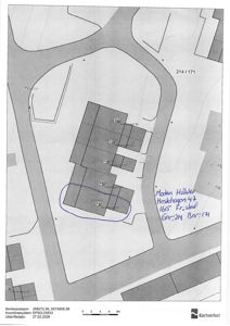 Situasjonsplan som viser tomtens form, grenser, nabotomter og plassering av bygninger. Bildet inneholder også koordinatdata og en håndskrevet notis.