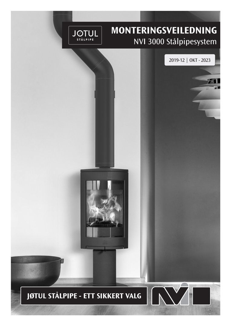 Et svart-hvitt fotografi som viser en Jøtul NVI 3000 stålpipeovn installert i et moderne interiør.