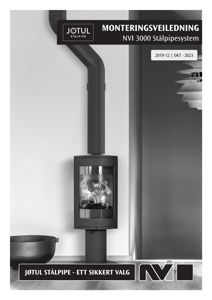 Et svart-hvitt fotografi som viser en Jøtul NVI 3000 stålpipeovn installert i et moderne interiør.