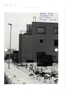 Fotografi av en bygning sett fra siden, med snø på bakken og håndskrevet adresseinfo øverst.