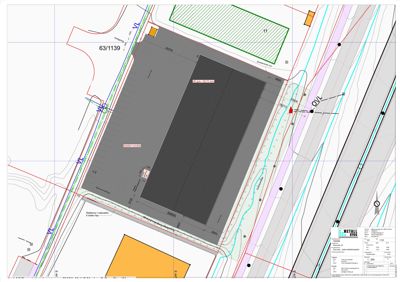 Situasjonsplan som viser tomtens grenser, bygningens plassering, vei- og vannledninger samt topografi.