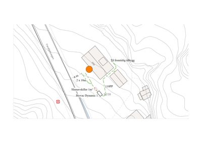 Situasjonsplan som viser tomtens terrengforhold (konturlinjer), plassering av eksisterende og planlagte bygninger, samt tekniske installasjoner som slamavskiller og Biovac Dynamic. Planen inkluderer også avstandsmålinger og veiforhold.