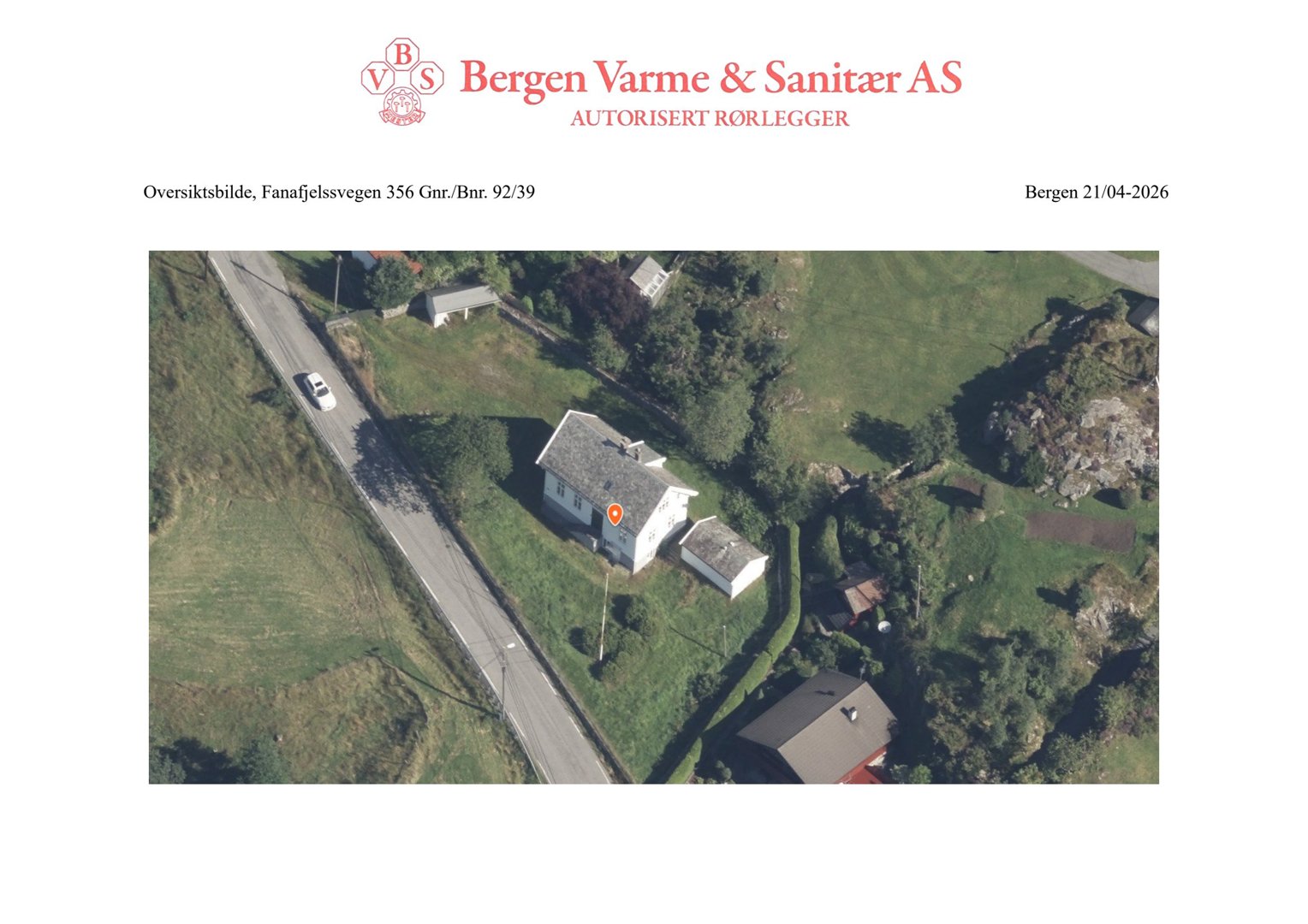 Oversiktsbilde (flyfoto) av eiendom ved Fanafjelsvegen 356, som viser huset, tomme og omgivelser.