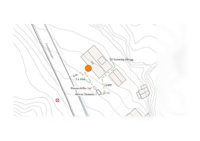 Situasjonsplan som viser tomtens terrengforhold (konturlinjer), plassering av eksisterende og planlagte bygninger, samt tekniske installasjoner som slamavskiller og Biovac Dynamic. Planen inkluderer også avstandsmålinger og veiforhold.