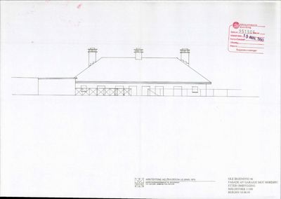 Fasadetegning av en bygning sett fra nordøst, med takform, vinduer og en garasje. Tegningen har et stempel fra Bergen Byggesakstjeneste og arkitektfirmaet Helén & Broom.