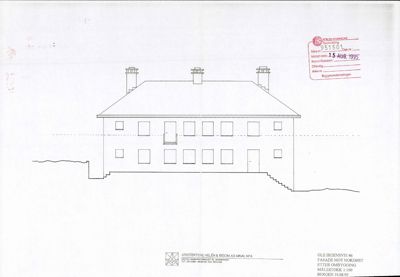 Fasadetegning av en bygning sett fra nordøst, med vinduer, dører, tak og trapper tegnet inn.
