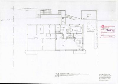 Plantegning av andre etasje med romfordeling, trapp og garasje.