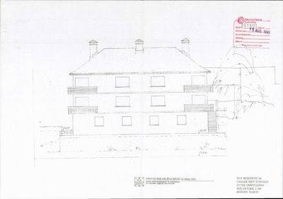 Fasadetegning av en bygning sett fra sydvest, med tegnet oppriss av tak, vinduer, balkonger og trapp.