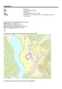 Et kart (topografisk kart) som viser et terreng med en markert tomt (rødt rektangel) og omgivende infrastruktur.