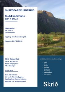 Fotografi av et landskap med fjell, en elv og en hytte, som er brukt som bakgrunn for en rapport om skredfarevurdering.