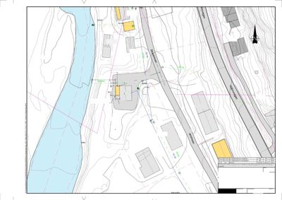 Situasjonsplan som viser tomtens beliggenhet i forhold til naboeiendommer, veier (Skarvveien, Nøstvegen) og elv (Nøstbekken), med høydemålerlinjer og arealopplysninger.