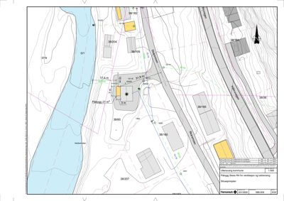Situasjonsplan som viser tomtens beliggenhet i forhold til naboeiendommer, veier (Skarvveien, Nøstvegen) og elv (Nøstbekken), med høydemålerlinjer og arealopplysninger.