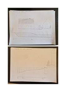 Håndtegnet fasade og oppriss av en hytte sett fra forsiden og baksiden, med mål og terrengprofil.