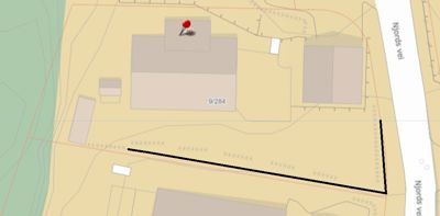 Situasjonsplan som viser tomt, bygninger, veggrenser og eiendomsnummer.