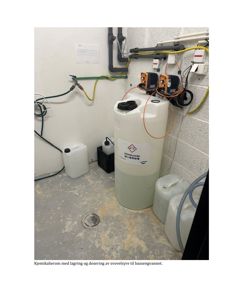 Fotografi av et kjemikallerom med lagring og dosering av svovelsyre til bassengvannet.