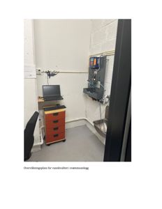 Fotografi av en overvåkningsplass for vannkvalitet i et svømmeanlegg, med utstyr og møbler synlig.