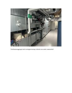 Fotografi av ventilasjonsaggregat med varmegjenvinning i teknisk rom under svømmehall