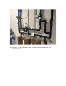 Fotografi av rørinstallasjon for varmeveksling i teknisk rom under svømmeanlegg, inkludert sirkulasjonspumpe.