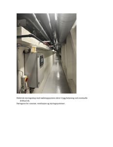 Fotografi av et teknisk rom (tellerrom) med elektrisk styringsskap, vannrør og ventilasjon.