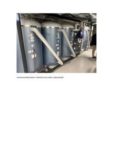 Fotografi av varmtvannsberedere i et teknisk rom under svømmehall.