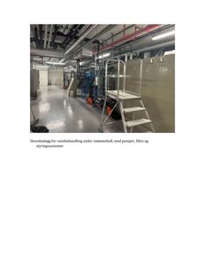 Fotografi av hovedanlegget for vannbehandling under en svømmehall, som viser pumper, filtre og styringssystemer.