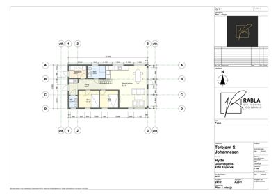 Etasjeplan (Plan 1. etasje) som viser romfordeling, dimensjoner og utvendige tilkoblinger for en hytte.