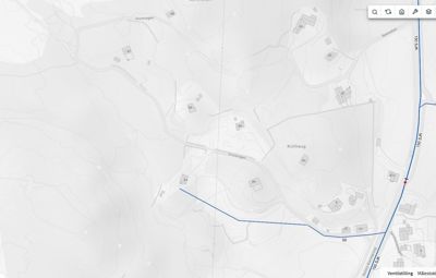 Kart over et område med topografi, veier, eiendommer og stedsnavn.