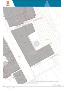Situasjonsplan som viser tomtens form, høydemålerlinjer (konturlinjer), nabobebyggelse og bygningsplassering med høydemål.