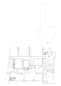 Etasjeplan som viser romfordeling, vegger, dører og trapper i en bygning.