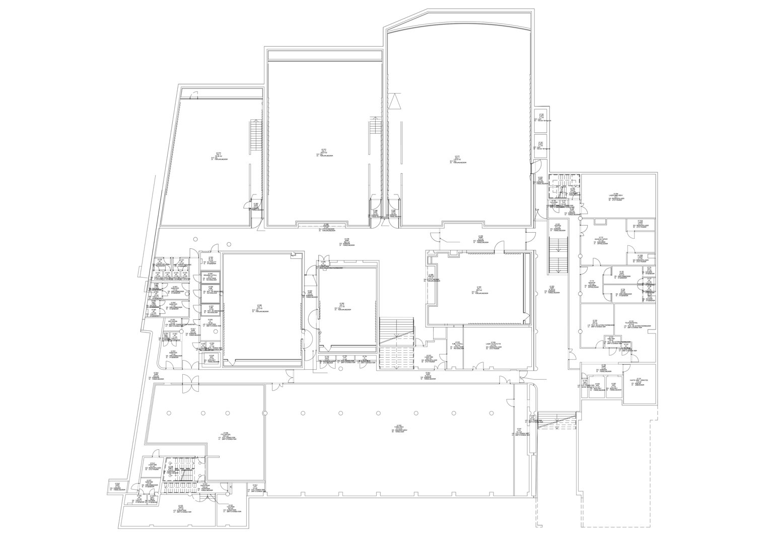 Etasjeplan som viser romfordeling, vegger og trapper i en bygning.