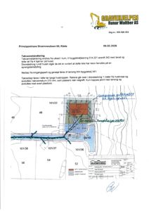 Situasjonsplan som viser eiendomsnummer, tomtegrenser, terrengkonturer, og plassering av eksisterende og nye anlegg (takvannsledninger, drenering, garasje).