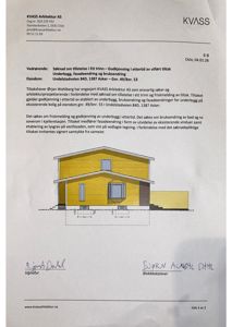 Fasadetegning av en gul bygning med en utvidelse av vinduer og lysgrav på vestsiden.