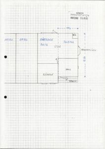 Håndtegnet etasjeplan med romoppdeling (stue, kjøkken, hall, trapp) og mål.