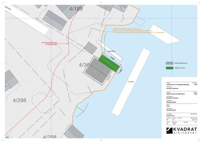 Situasjonsplan som viser tomtens plassering i forhold til nabolag, byggegrenser (røde linjer) og formålsområde (grønn farge).