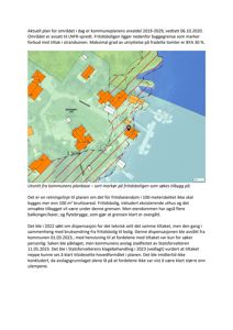 Et kartutsnitt som viser et område langs kysten med overlagte planer, grenser (f.eks. 100-metersbeltet) og bygninger. Teksten forklarer reguleringsplanen og dispensasjonssøknad.